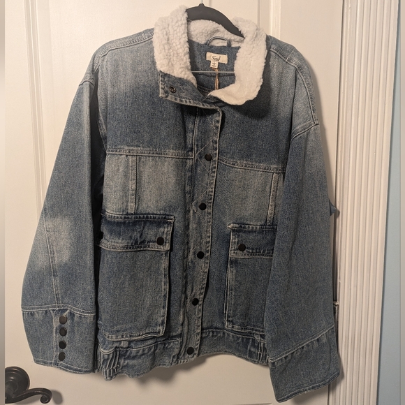 easel Jackets & Blazers - 🔥NWT🔥 Large (L) Boutique Easel Jean Jacket with Fur Collar